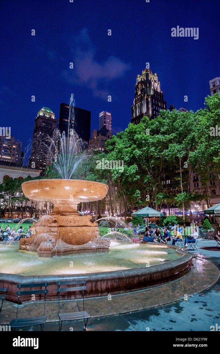 La fontaine de Bryant Park New York City at night Banque D'Images
