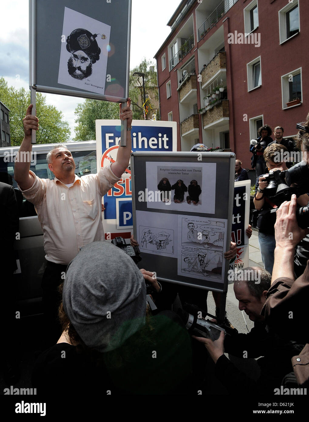 Un membre est titulaire d'une affiche avec une charicature Mohammad pendant un rassemblement par le groupe dissident Pro NRW à Cologne, Allemagne, 08 mai 2012. Le rassemblement près de la nouvelle mosquée DITIB a eu lieu sans incident. Photo : HENNING KAISER Banque D'Images