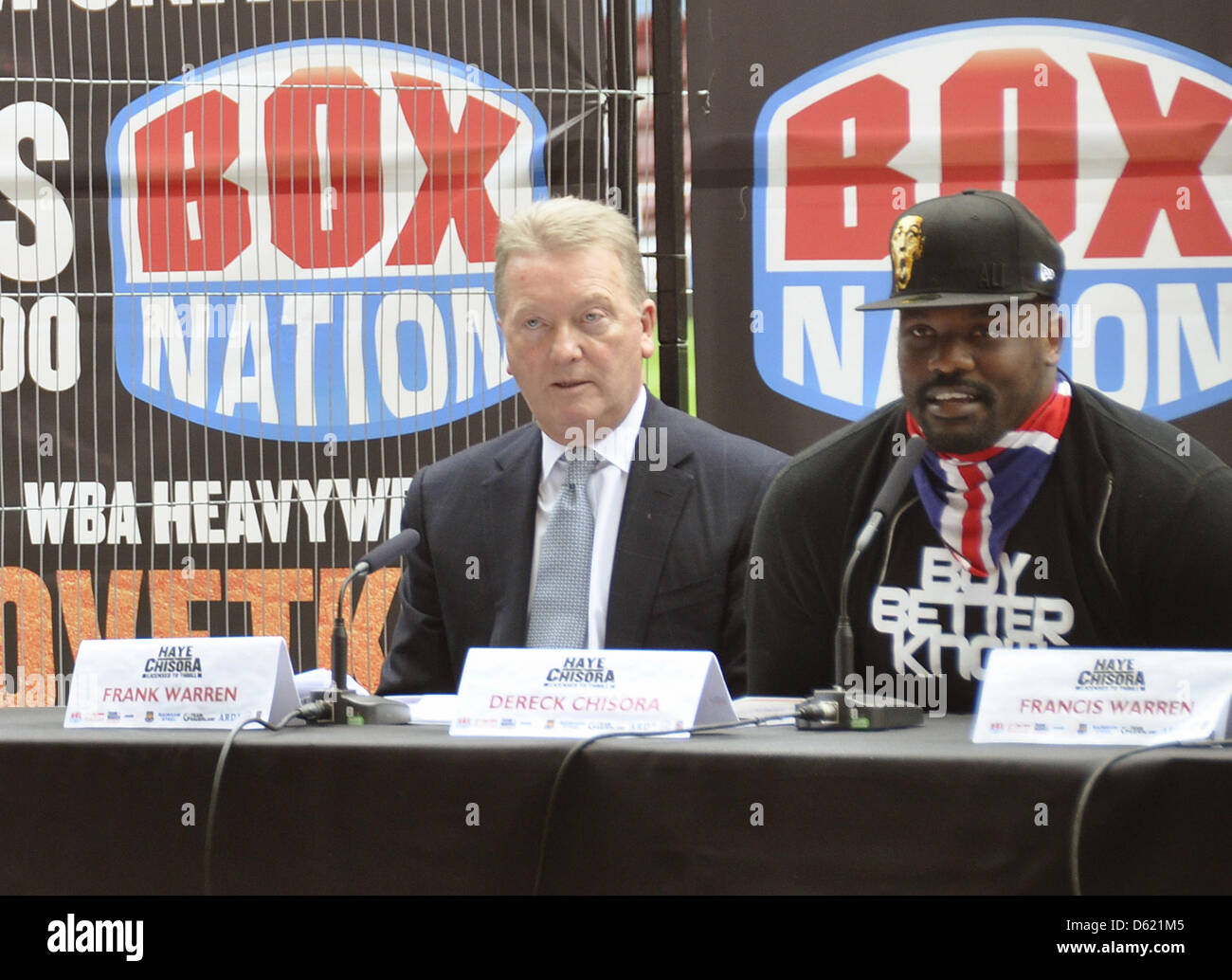 Dereck Chisora suspendu boxeur professionnel (R) s'assoit à côté d'une clôture et son manager Frank Warren au cours d'une conférence de presse à West Ham United's Boleyn Ground à Londres, Angleterre, 08 mai 2012. Chisora veut combattre son compatriat David Haye en utilisant une licence à partir de Luxembourg. La lutte pour le 14 juillet a été annulée le jeudi à Londres. Photo : INGA RADEL Banque D'Images