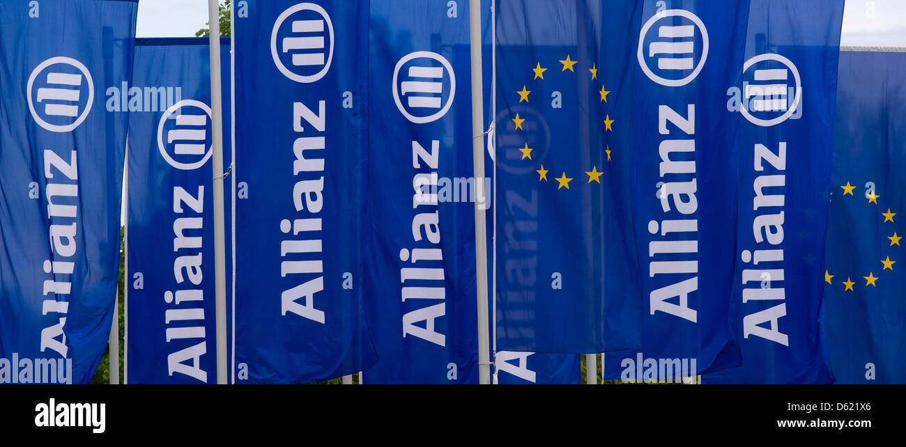 Drapeaux de l'UE et Allianz sont les drapeaux sur la photo du jour de l'assemblée générale des actionnaires d'Allianz SE en face de la Halle olympique de Munich, Allemagne, 09 mai 2012. Après une assez mauvaise l'année dernière, Allianz peut signaler un bon départ pour 2012. Photo : PETER KNEFFEL Banque D'Images