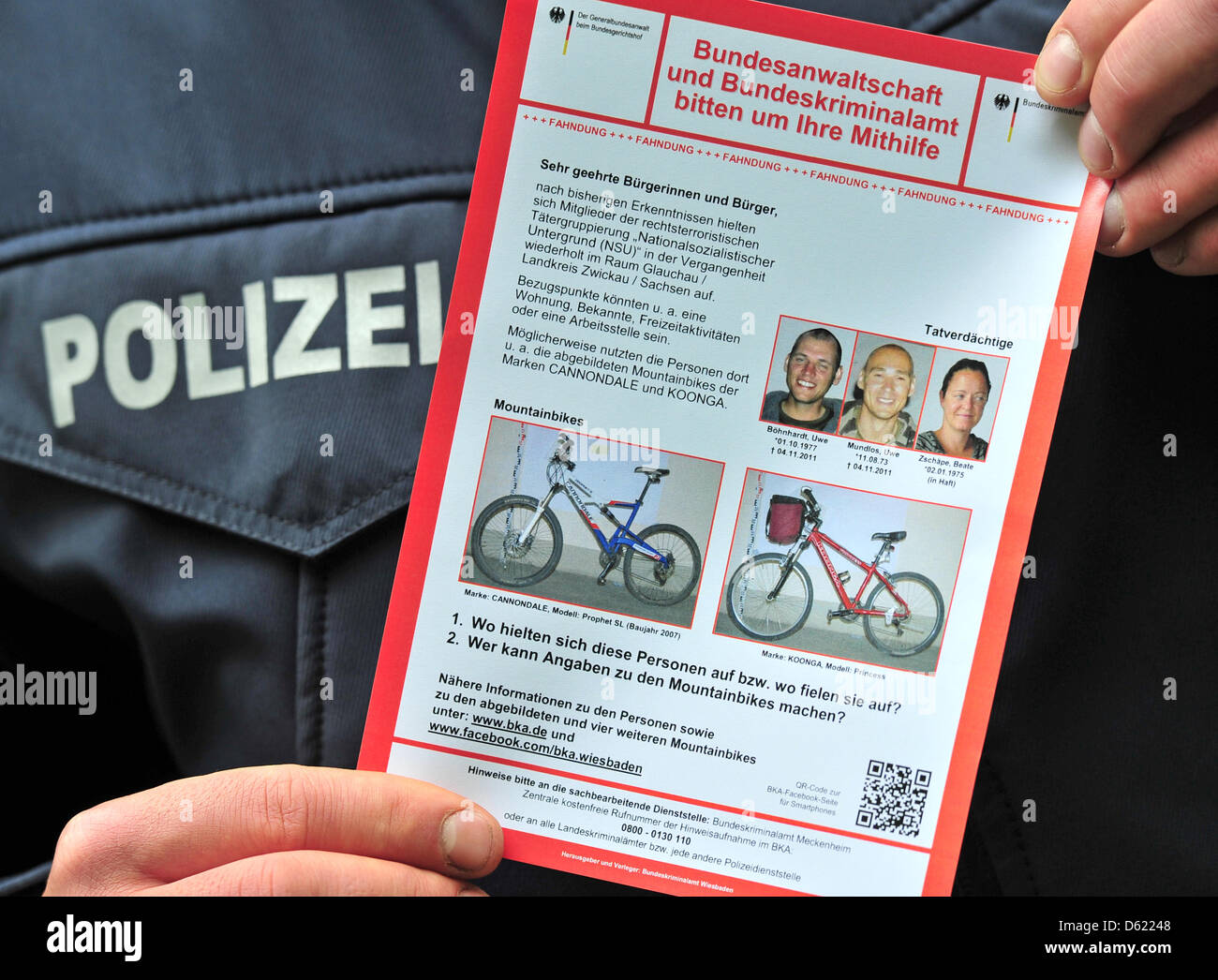 Un agent de police est titulaire d'une nouvelle demande d'information avec des photos de la terreur de Zwickau, Allemagne Glauchau dans trio, 09 mai 2012. Selon les rapports de l'Office fédéral de la police criminelle allemande, il y a des indications que la terreur trio séjourné à Glauchau entre 1998 et 2011. Glauchau est à seulement quelques kilomètres de Zwickau où les terroristes présumés ont reçu leur dernier caché Banque D'Images