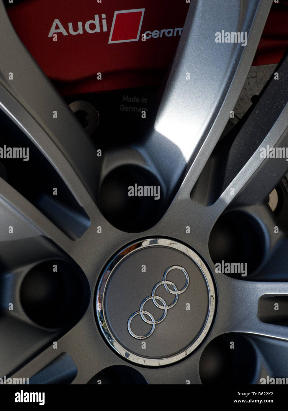 Le logo Audi peut être vu sur une roue pendant la réunion générale de l'Audi à Ingolstadt, Allemagne, le 10 mai 2012. Audi a réussi à poursuivre son succès à partir de l'année précédente. Photo : PETER KNEFFEL Banque D'Images