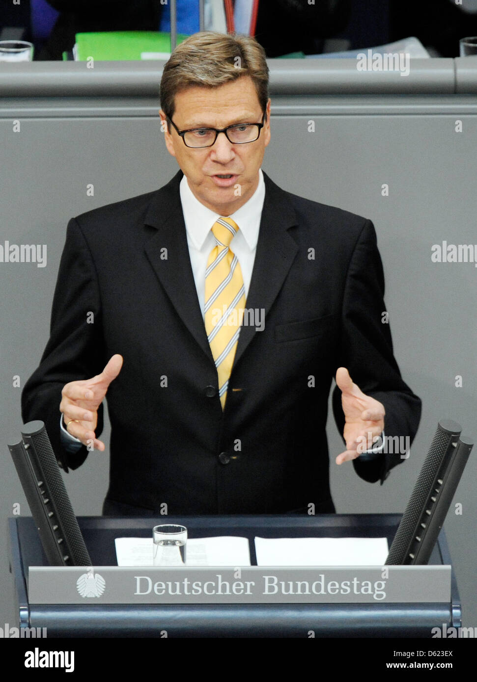 Le ministre des Affaires étrangères allemand Guido Westerwelle aborde le Bundestag à Berlin, Allemagne, 11 mai 2012. Photo : MAURIZIO GAMBARINI Banque D'Images