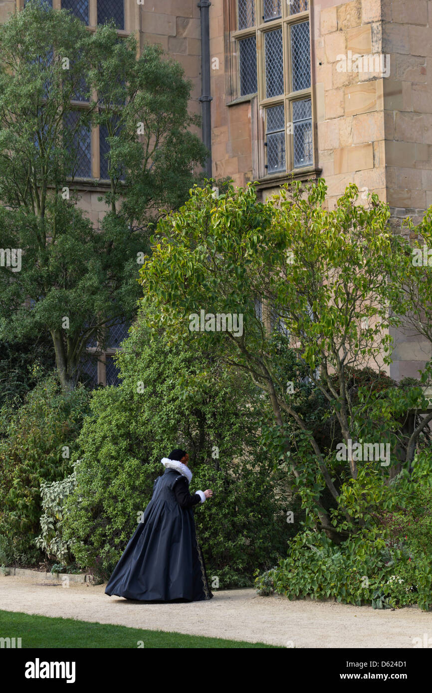 Femme vêtue de vêtements élisabéthain montrant Bess de Hardwick donner des entretiens à Hardwick Hall dans le Derbyshire, Angleterre Banque D'Images