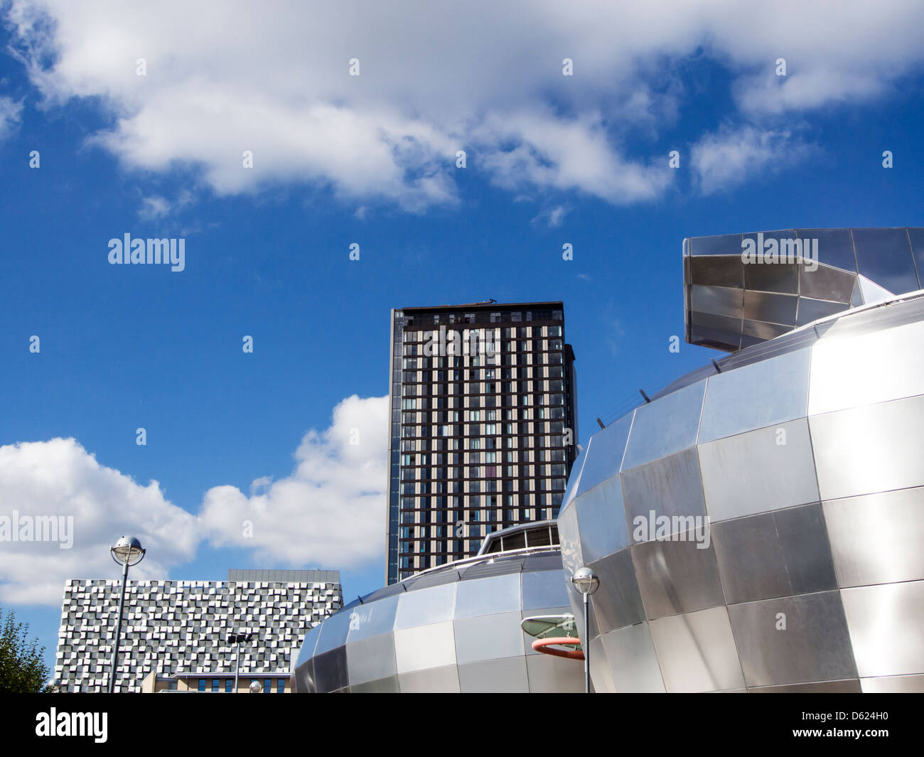 La ville de Sheffield Hallam University et l'Union européenne étudiant les moyeux et les bâtiments de la tour St Paul dans l'arrière-plan South Yorks UK Banque D'Images