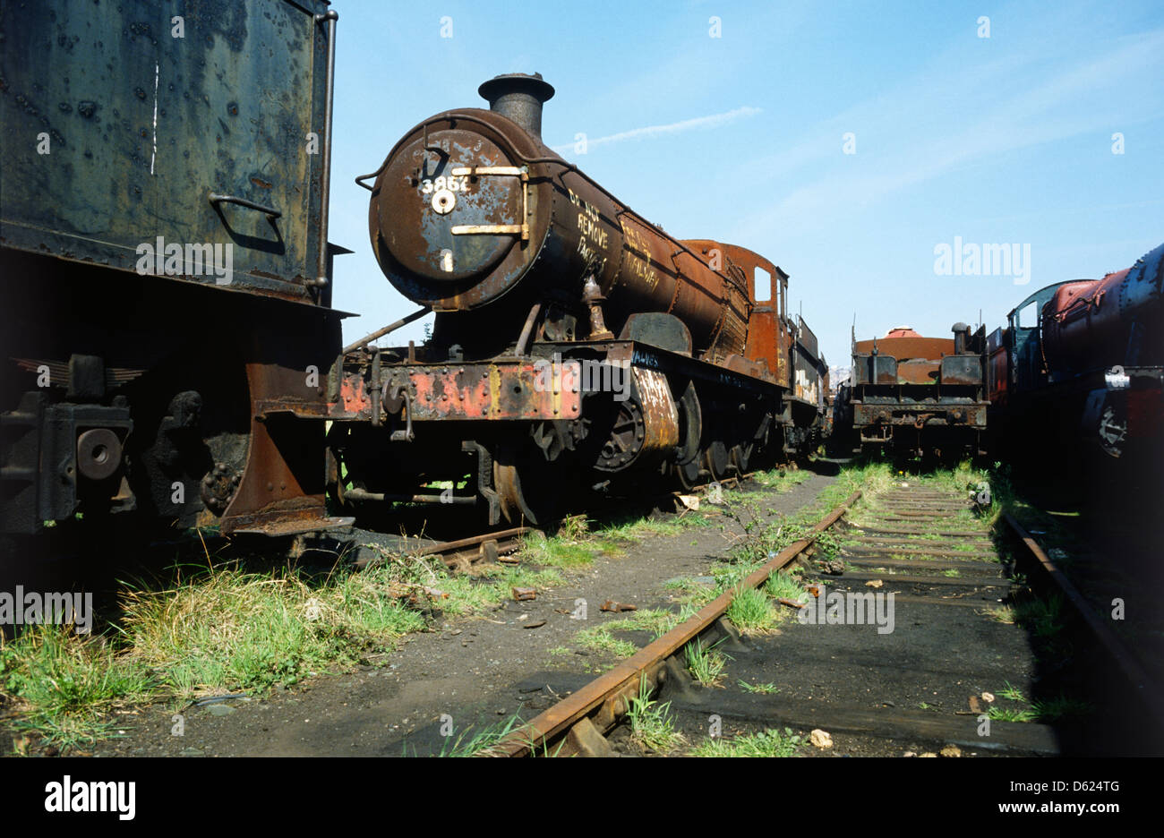 L'île de Barry Woodhams train casse au Pays de Galles en 1980 avec envahi par la ligne de chemin de fer et le type 3862 locomotive ou train à vapeur Banque D'Images