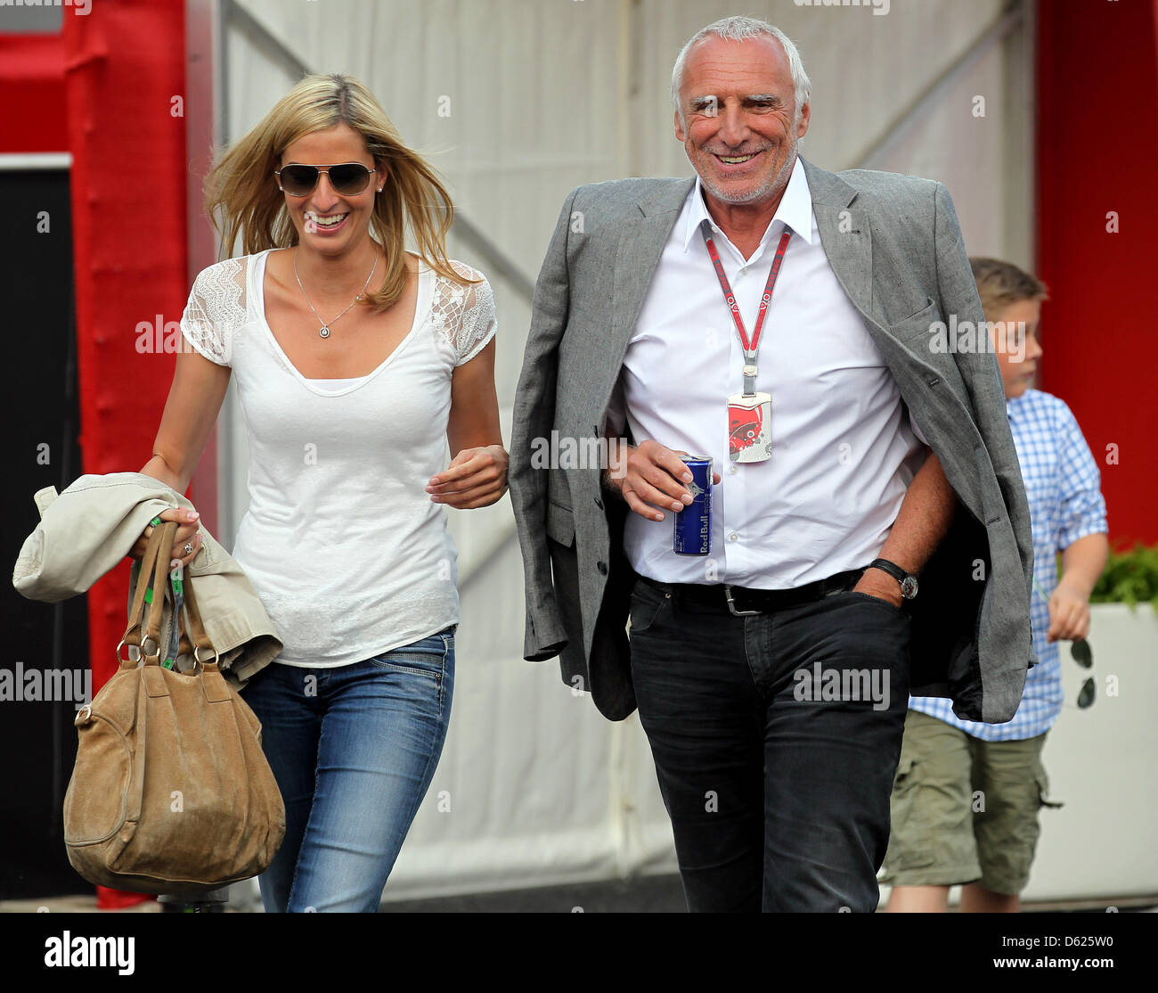 Le président de Red Bull, Dietrich Mateschitz, arrive avec une femme non  identifiée au paddock sur le circuit de Catalunya à Montmelo, près de  Barcelone, Espagne, 13 mai 2012. Le Grand Prix