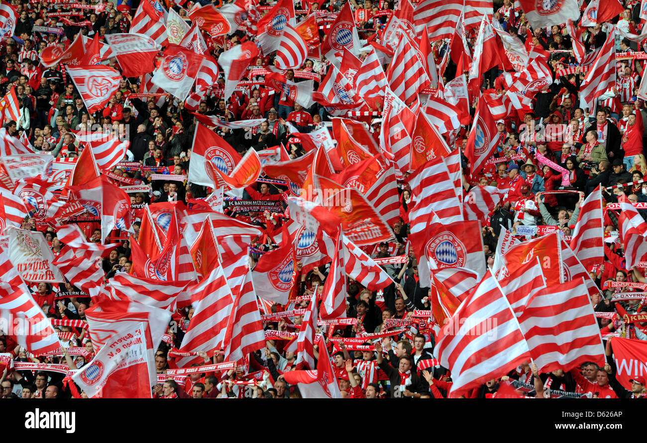 Fans du Bayern Munich agitent leurs drapeaux pendant la finale de la Coupe DFB entre Borussia Dortmund et le Bayer Munich au Stade Olympique de Berlin, Allemagne, 12 mai 2012. Dortmund a remporté le match 5-2. Photo : Thomas Eisenhuth Banque D'Images