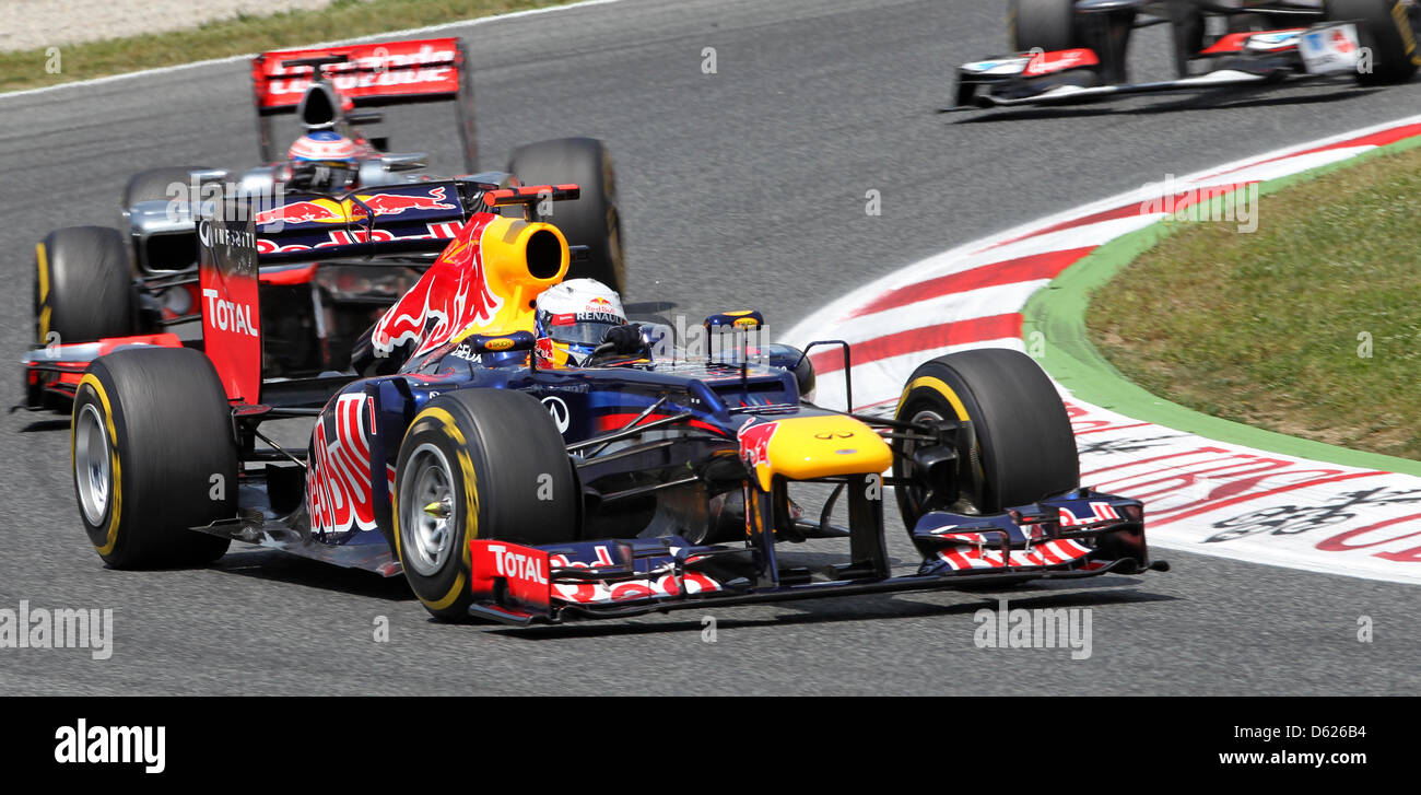 L'allemand Sebastian Vettel, pilote de Formule 1 de Red Bull (avant) et en pilote de Formule 1 Jenson Button McLaren Mercedes de diriger leurs voitures lors du Grand Prix d'Espagne sur le circuit de Catalunya à Montmelo, près de Barcelone, Espagne, 13 mai 2012. Foto : Jan Woitas dpa  + + +(c) afp - Bildfunk + + + Banque D'Images