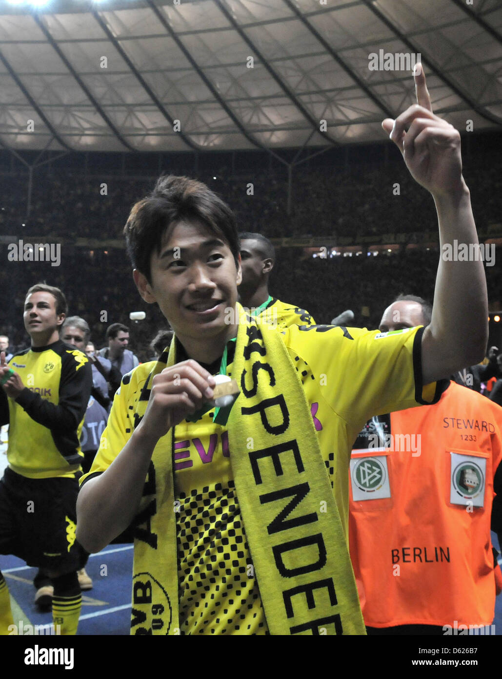 Le Dortmund Shinji Kagawa célèbre après la finale de la Coupe DFB entre Borussia Dortmund et le Bayer Munich au Stade Olympique de Berlin, Allemagne, 12 mai 2012. Dortmund a remporté le match 5-2. Photo : Oliver Mehlis Banque D'Images