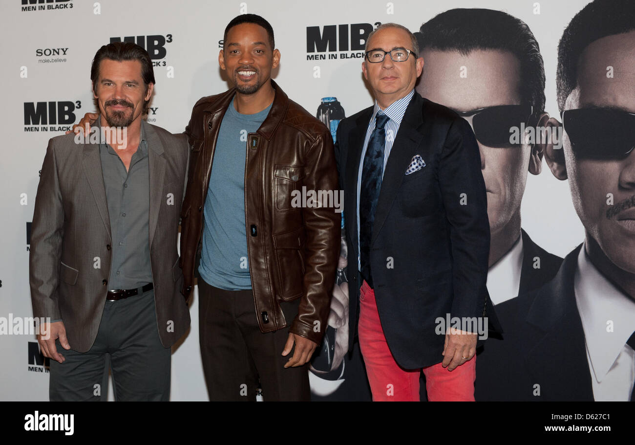 Acteurs américains Josh Brolin (L) et Will Smith (C) et Barry Sonnenfeld directeur de poser pour les caméras à un photocall pour leur nouveau film "Les hommes en noir 3' à Berlin, Allemagne, 14 mai 2012. Les premières de film dans les salles allemandes le 24 mai 2012. Photo : JOERG CARSTENSEN Banque D'Images