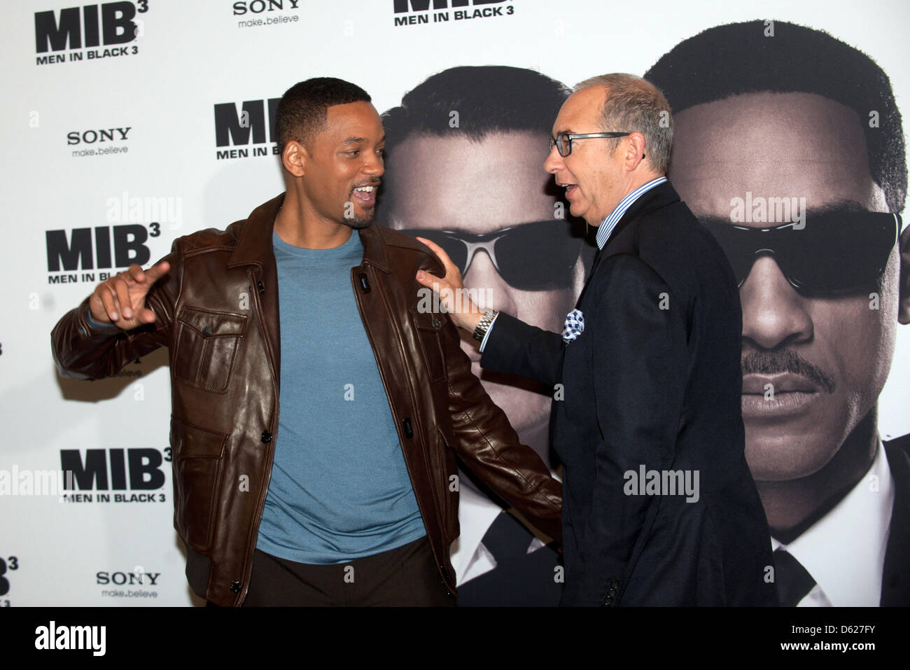 L'acteur américain Will Smith (L) et Barry Sonnenfeld directeur de poser pour les caméras à un photocall pour leur nouveau film "Les hommes en noir 3' à Berlin, Allemagne, 14 mai 2012. Les premières de film dans les salles allemandes le 24 mai 2012. Photo : JOERG CARSTENSEN Banque D'Images