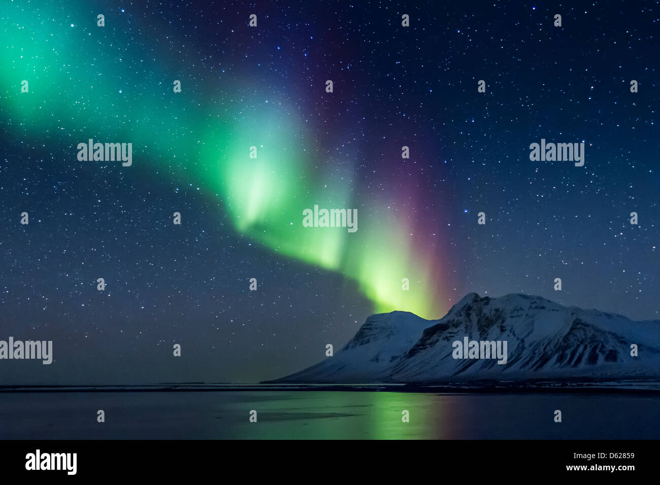 Aurora Borealis ou Northern Lights, Kolgrafarfjordur, Péninsule de Snæfellsnes, l'Islande Banque D'Images