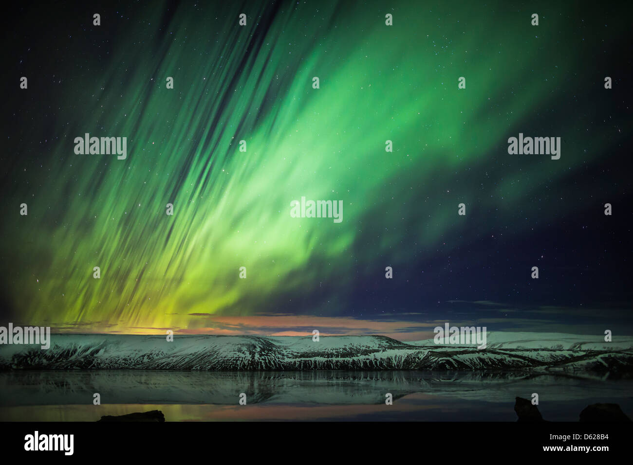 Aurora Borealis ou Northern Lights, Kleifarvatn, Reykjanes Peninsula, Iceland Banque D'Images