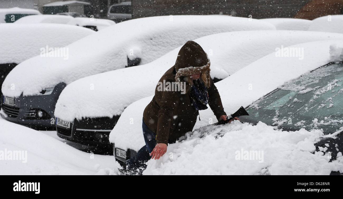 Stefanie Leicht supprime des voitures sur la neige près de la montagne Feldberg Feldberg, Allemagne, 16 mai 2012. Environ 10 cm de neige sont tombés sur la plus haute montagne de la Forêt-Noire. Photo : PATRICK SEEGER Banque D'Images