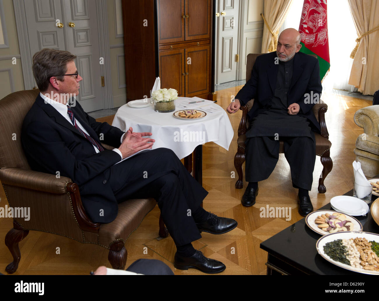 Le ministre des Affaires étrangères allemand Guido Westerwelle (L) et président d'Afghanistan Hamid Karsai parle à l'hôtel Adlon à Berlin, Allemagne, 16 mai 2012. Avant, Karzai a signé un accord sur le rôle futur de l'Allemagne en Afghanistan à la Chancellerie fédérale. Photo : SOEREN STACHE Banque D'Images