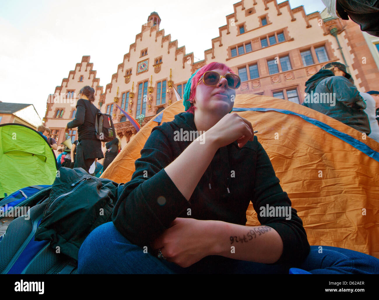 Manifestant de la "Blockupy" mouvement ont dressé des tentes à l'Roemerberg à Francfort-sur-Main, Allemagne, 17 mai 2012. La police est en vigueur pour prévenir les émeutes pendant les jours de l'action de groupes de critique le capitalisme. Photo : BORIS ROESSLER Banque D'Images