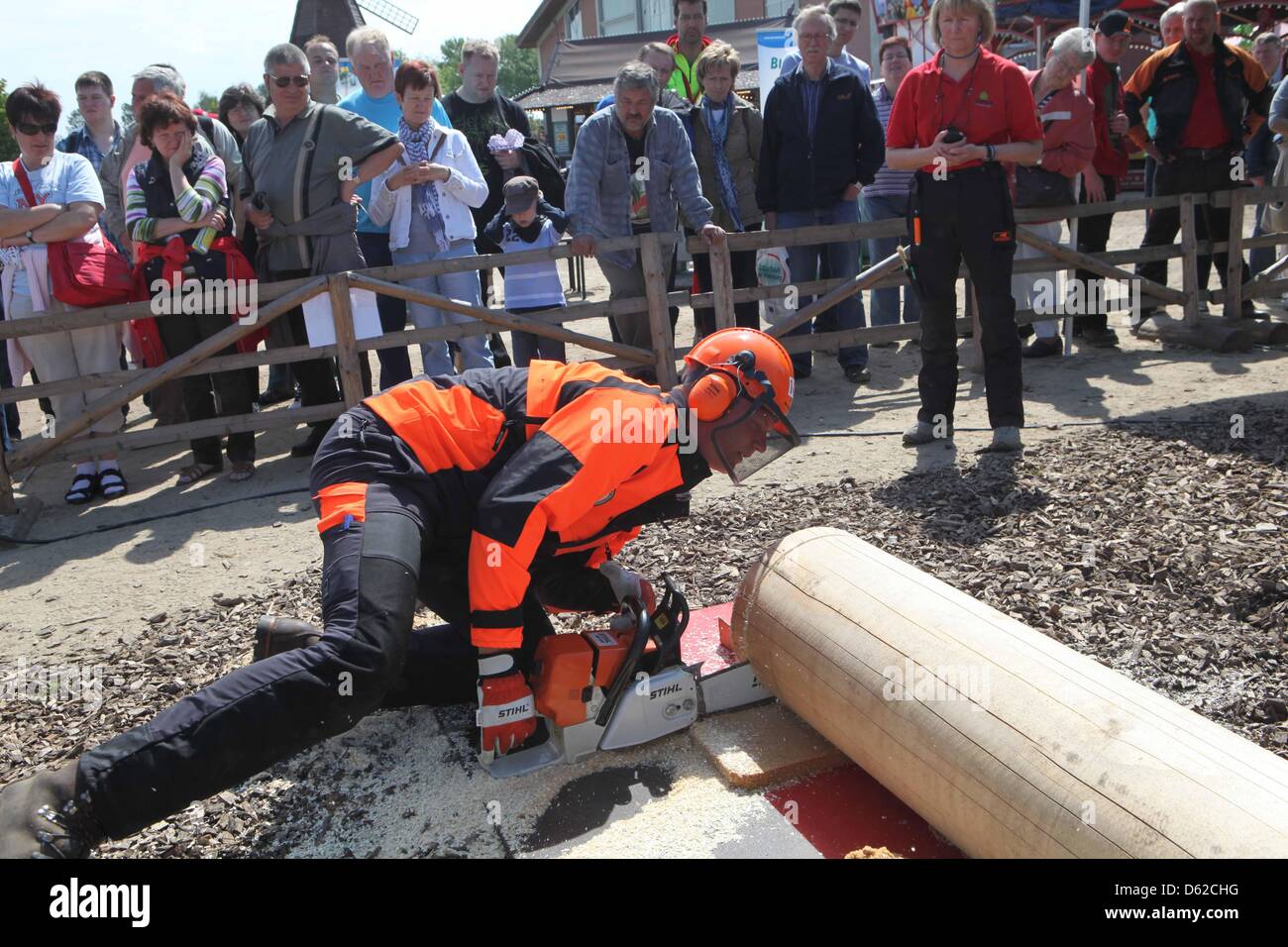 Un travailleur forestier bp sur une pièce de bois en face d'un auditoire au cours de la 14e édition 1988 du Brandebourg les travaux forestiers Paaren/Glien, Allemagne, 19 mai 2012. 55 participants de l'ensemble de l'Allemagne s'est mesuré à eacht d'autres dans diverses disciplines concernant l'utilisation de tronçonneuses et de découpage de précision du bois. Photo : NESTOR BACHMANN Banque D'Images