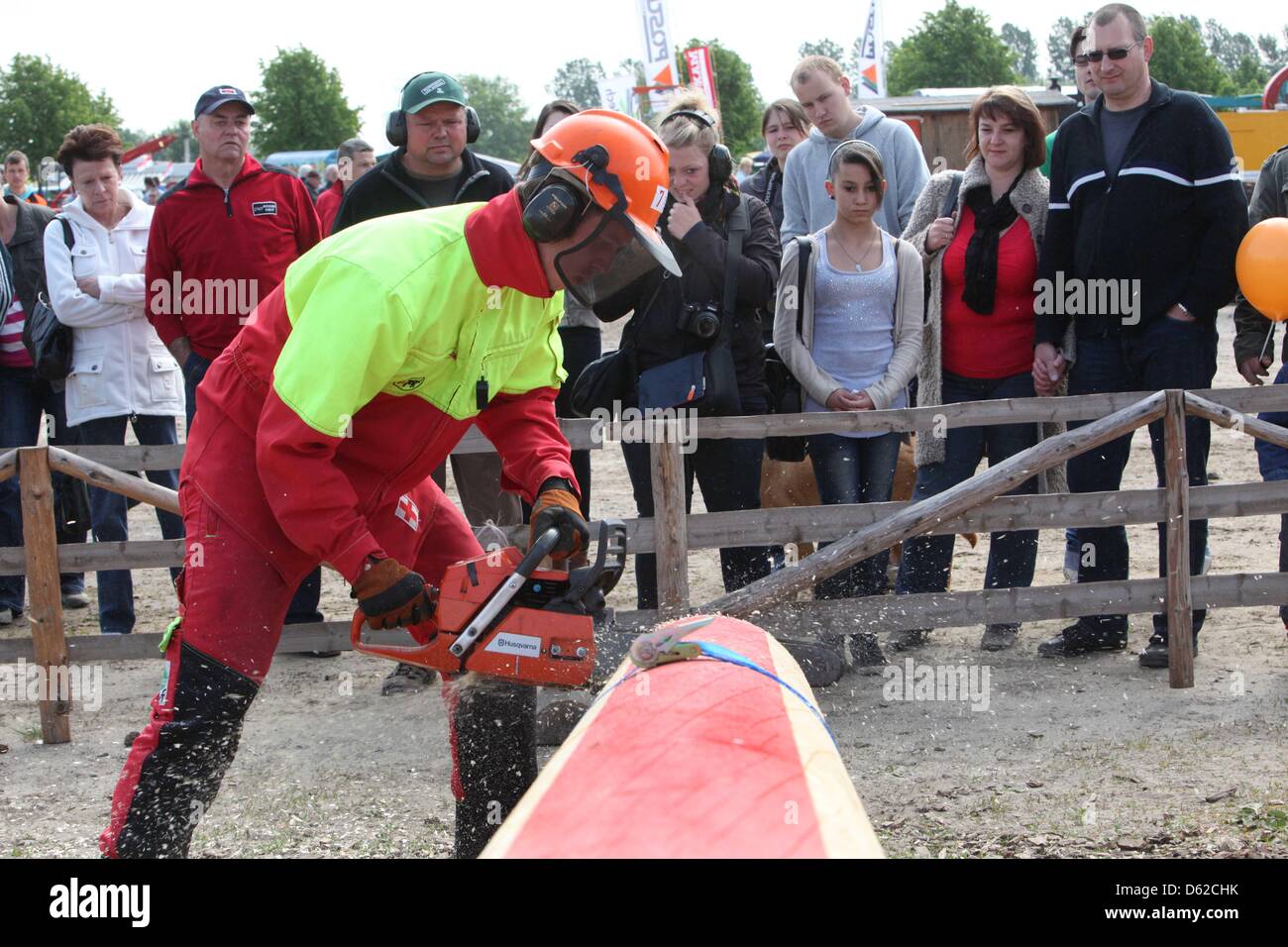 Un travailleur forestier bp sur une pièce de bois en face d'un auditoire au cours de la 14e édition 1988 du Brandebourg les travaux forestiers Paaren/Glien, Allemagne, 19 mai 2012. 55 participants de l'ensemble de l'Allemagne s'est mesuré à eacht d'autres dans diverses disciplines concernant l'utilisation de tronçonneuses et de découpage de précision du bois. Photo : NESTOR BACHMANN Banque D'Images