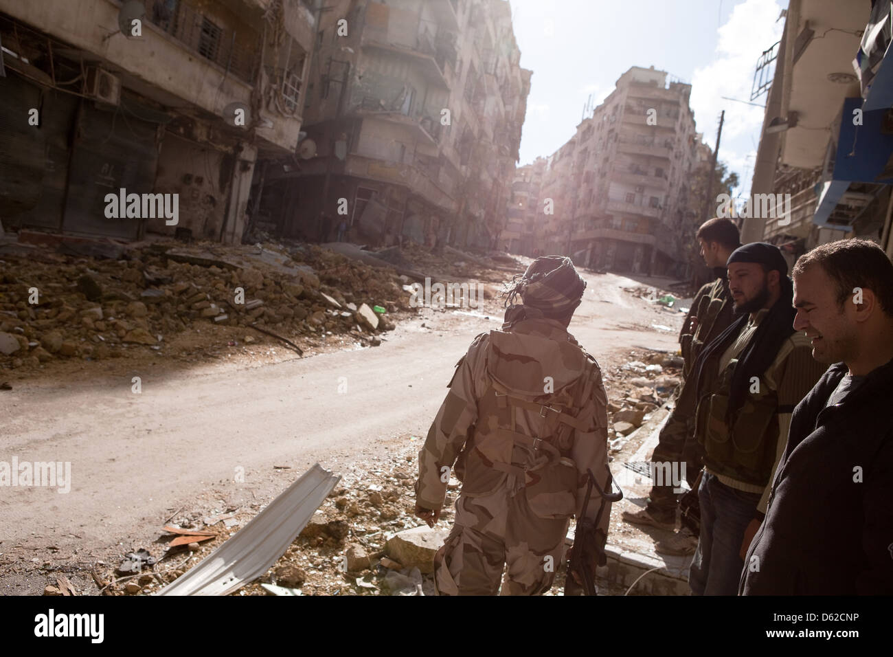 Alep, Syrie. Une rue sur la ligne de front à Alep. Stand des combattants sur le côté d'un des tireurs d'afficher. Banque D'Images