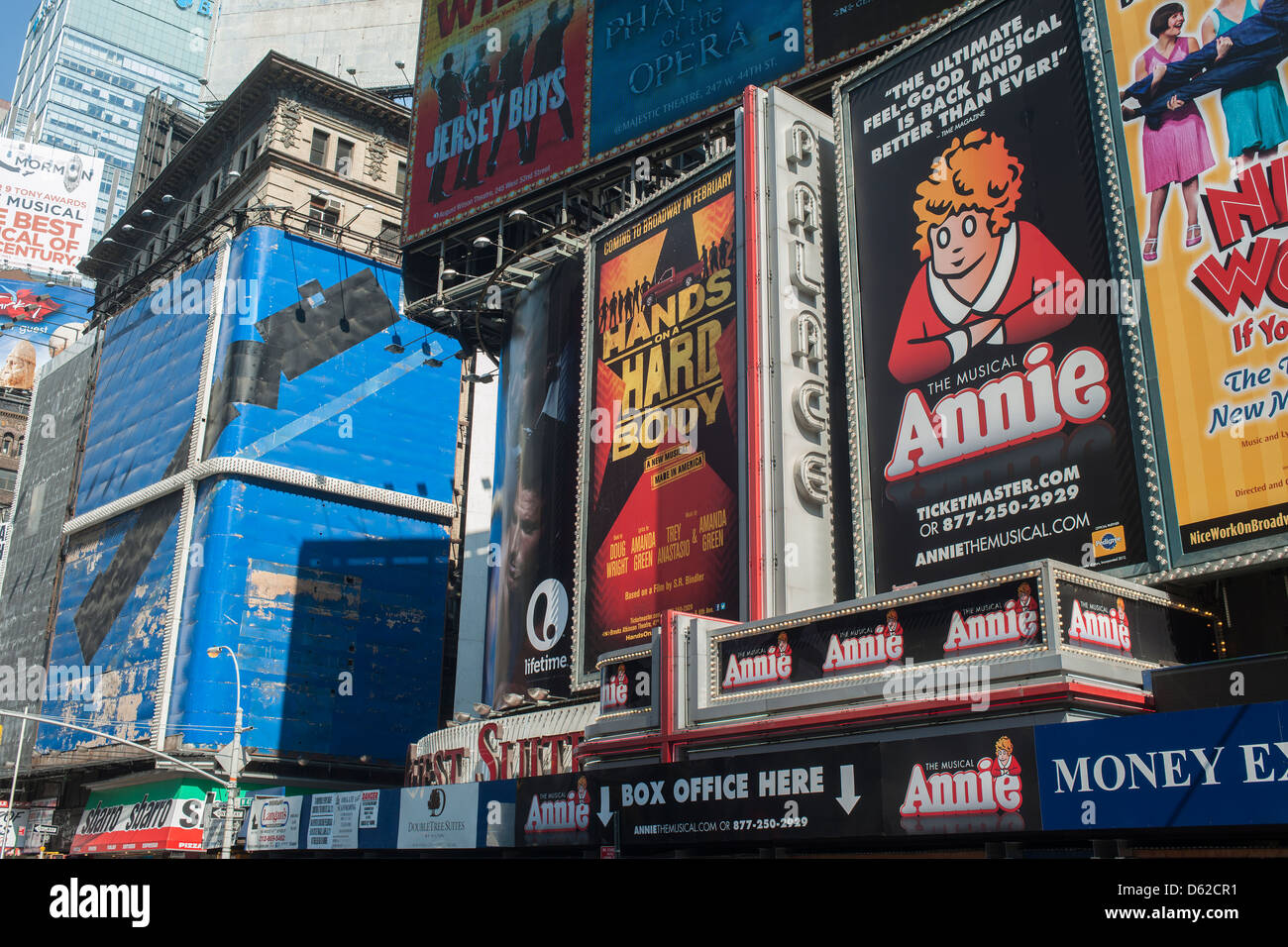 La publicité dans Times Square à New York pour des pièces de théâtre et comédies musicales de Broadway vu le mercredi 10 avril, 2013. (© Richard B. Levine) Banque D'Images