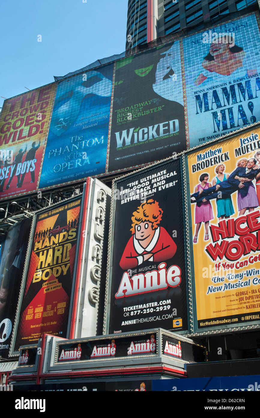 La publicité dans Times Square à New York pour des pièces de théâtre et comédies musicales de Broadway vu le mercredi 10 avril, 2013. (© Richard B. Levine) Banque D'Images