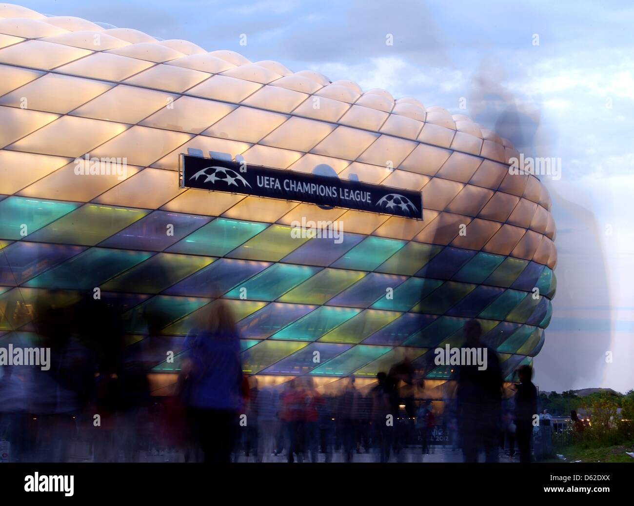 Fans arriver au stade avant la finale de la Ligue des Champions entre le Bayern Munich et le FC Chelsea à Munich, Allemagne, 19 mai 2012. Chelsea a gagné le match sur la sanction. Photo : Stephan Jansen Banque D'Images