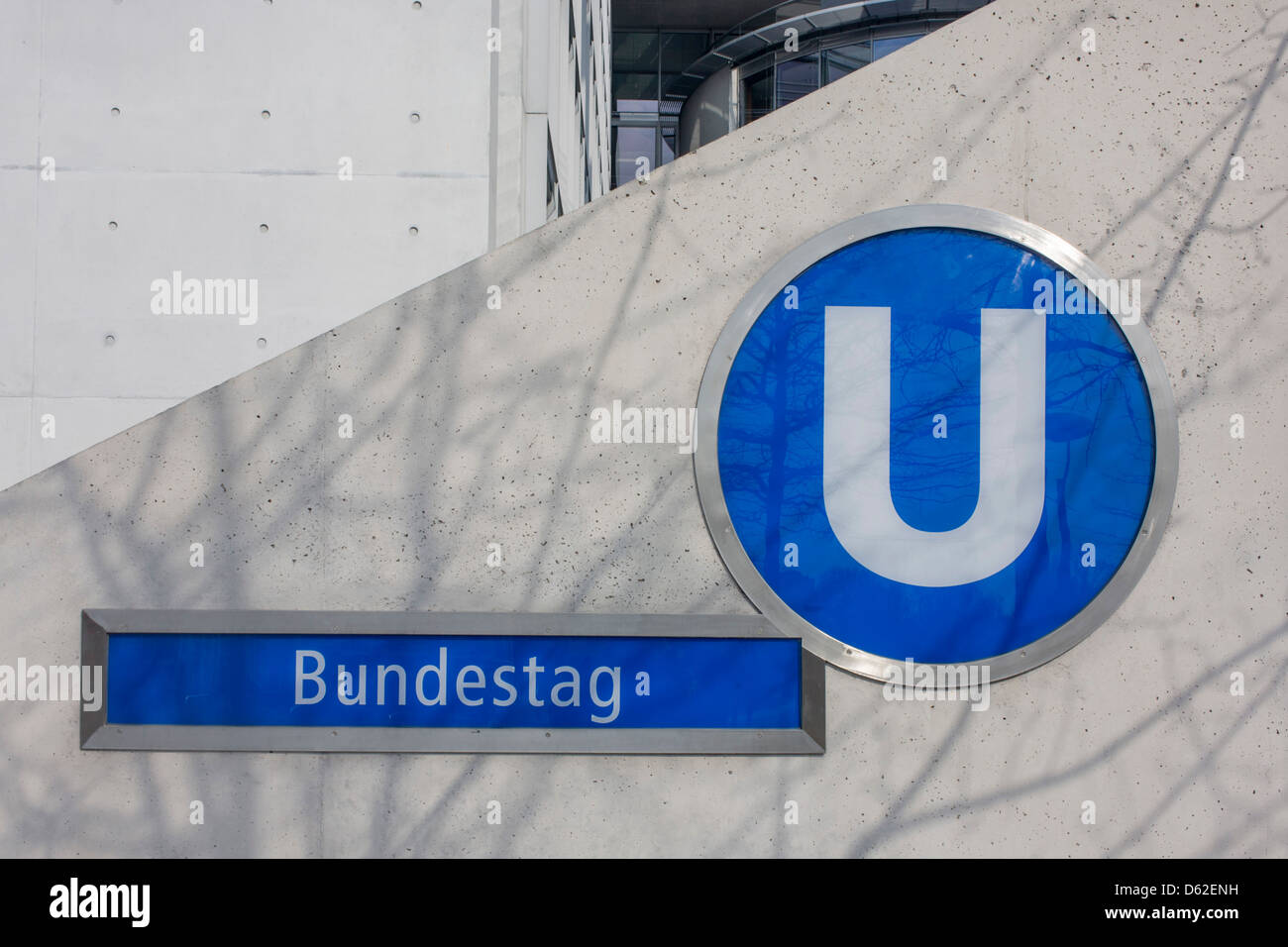L'entrée du U-Bahn la plus proche pour l'un des bâtiments du Bundestag allemand connu sous le Paul-Loeb-Haus de Berlin Banque D'Images