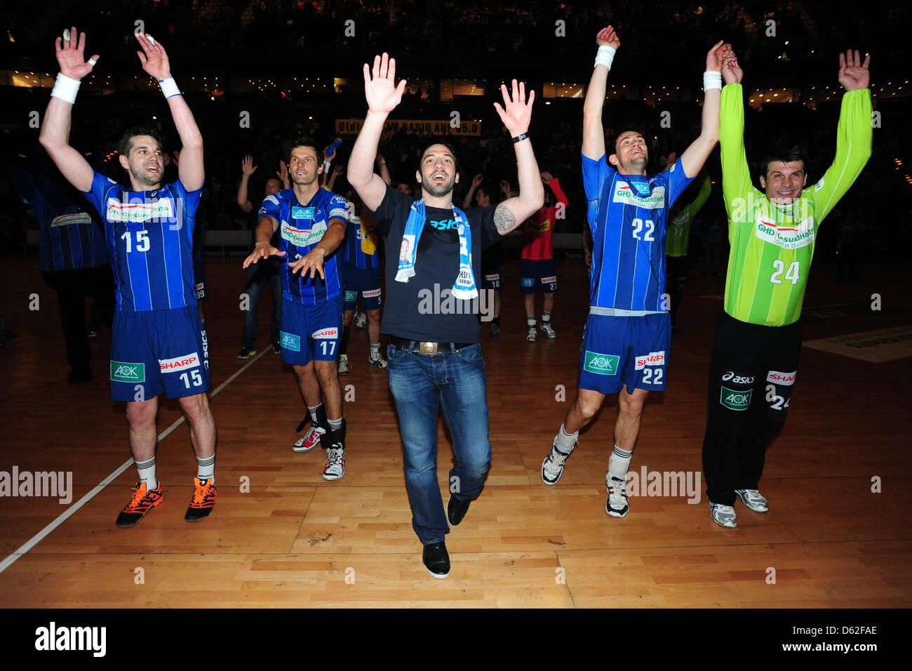 Les joueurs d'Hambourg (L-R), Renato Vugrinec Guillaume Gille, Bertrand Gille, Marcin Lijewski, Zoran Djordjic dire au revoir aux fans après le match de handball Bundesliga VfL Gummersbach HSV Hamburg par rapport à l'O2 World à Hambourg, Allemagne, 16 mai 2012. Photo : Revierfoto Banque D'Images