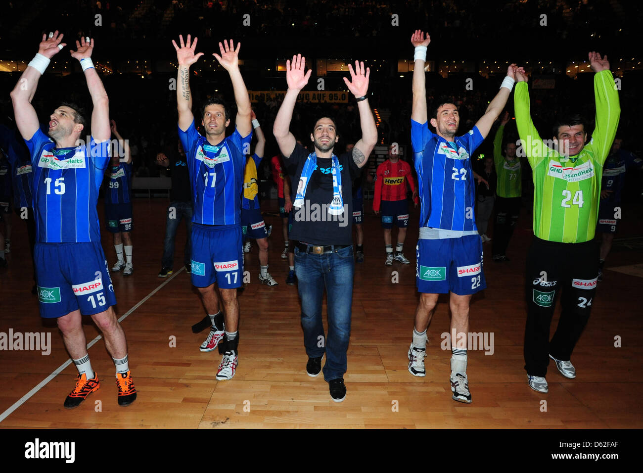 Les joueurs d'Hambourg (L-R), Renato Vugrinec Guillaume Gille, Bertrand Gille, Marcin Lijewski, Zoran Djordjic dire au revoir aux fans après le match de handball Bundesliga VfL Gummersbach HSV Hamburg par rapport à l'O2 World à Hambourg, Allemagne, 16 mai 2012. Photo : Revierfoto Banque D'Images