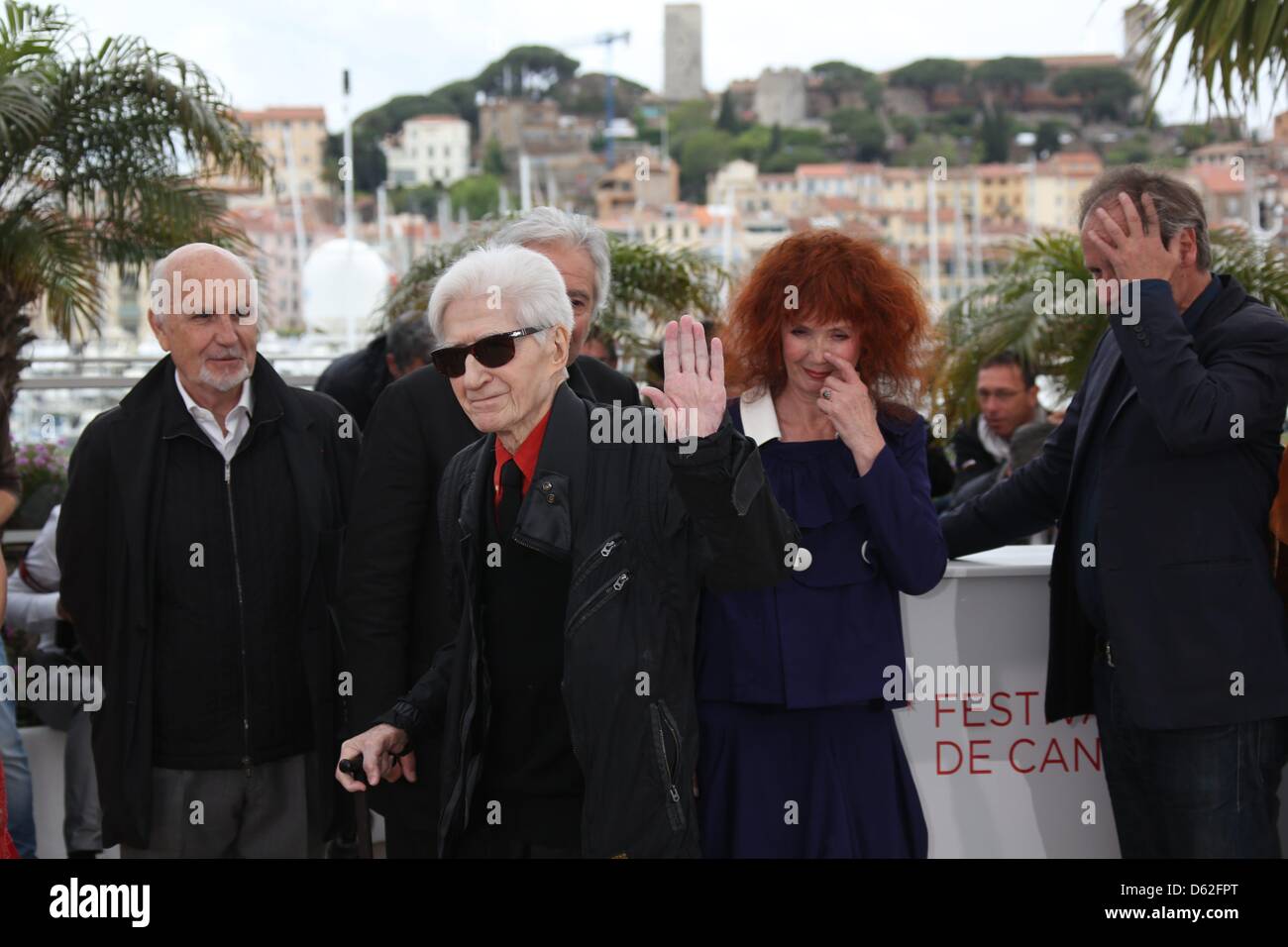 Le réalisateur français Alain Resnais (avant) et le producteur Jean-Louis Livi (L-R), acteurs français Pierre Arditi, Sabine Azema et Hippolyte Girardot poser pendant une séance de photos pour le 'Vous n'avez encore rien vu' ('You Ain't Seen Nothin' Yet') au 65e Festival de Cannes, à Cannes, France, 21 mai 2012. Le film est présenté en compétition officielle du festival, qui se déroule du 16 au Banque D'Images