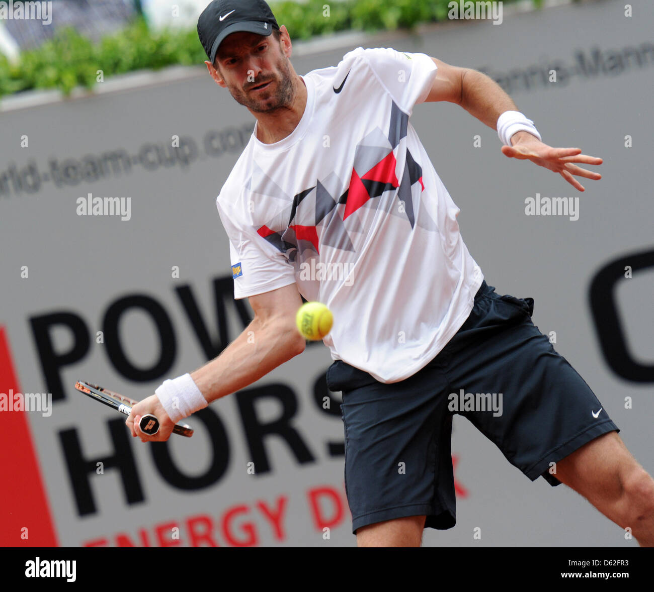 L'Allemagne Christopher Kas joue dans le double Tursunov/Kunizyn (Russie)  contre Mayer/Kas (Allemagne) lors de la Coupe du Monde par équipe de tennis  à Rochusclub à Duesseldorf, Allemagne, 21 mai 2012. Photo :