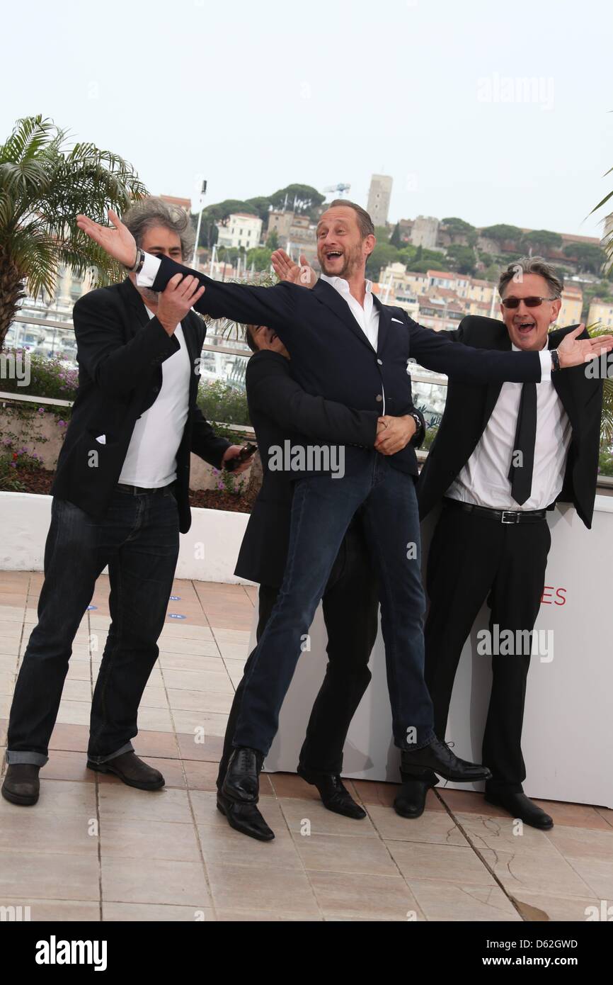 Directeur Gustave de Kervern (l-r), acteurs Albert Dupontel, Benoit Poelvoorde et directeur Benoit Delepine posent au photocall de 'Le Grand Soir' au cours de la 65e Festival de Cannes au Palais des Festivals de Cannes, France, le 22 mai 2012. Photo : Hubert Boesl Banque D'Images