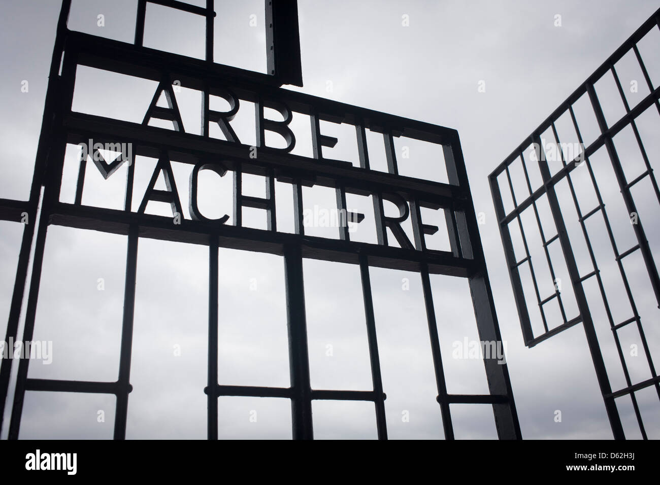 La célèbre moto de camps d'extermination et du travail allemand Arbeit macht frei ('Work vous rendra libres") dans le nazisme et du camp de concentration de Sachsenhausen soviétique PENDANT LA SECONDE GUERRE MONDIALE, maintenant connu sous le nom de Mémorial et musée de Sachsenhausen. Sachsenhausen était un camp de concentration Nazi à Oranienburg, à 35 kilomètres (22 miles) au nord de Berlin, Allemagne, utilisée principalement pour les prisonniers politiques de 1936 à la fin du Troisième Reich en mai 1945. (Plus de légende dans la description). Banque D'Images