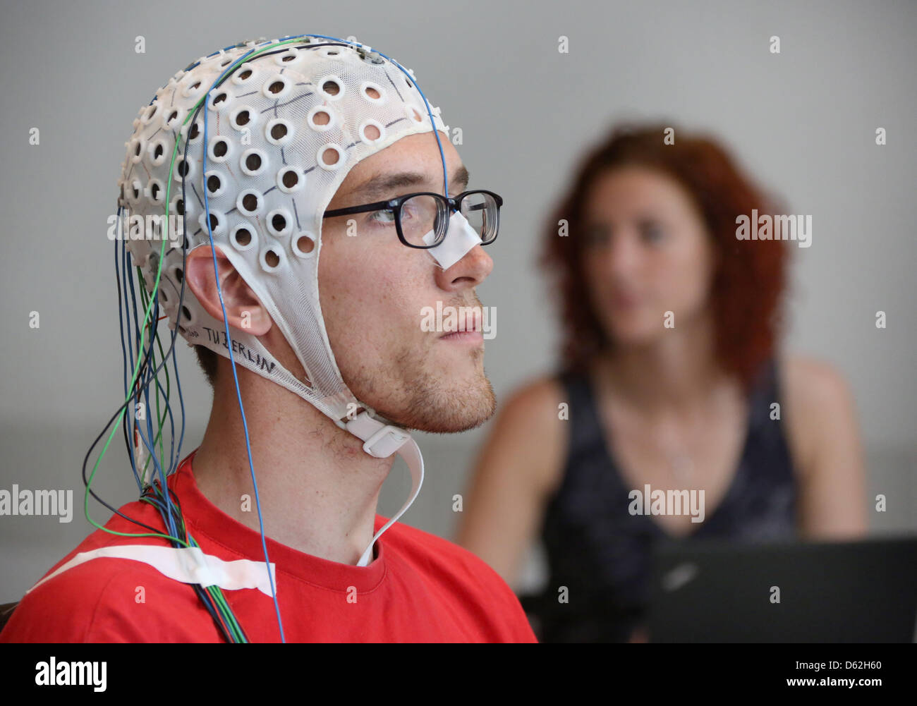 Sven Daehne joue aux échecs avec un EEG (électroencéphalogramme) à l'Université Technique de Berlin, Allemagne, 22 mai 2012. Les mesures de la pac de l'EEG les ondes cérébrales qui sont décodées par un ordinateur. La manifestation a eu lieu pour la prochaine longue nuit de la science. Photo : STEPHANIE PILICK Banque D'Images