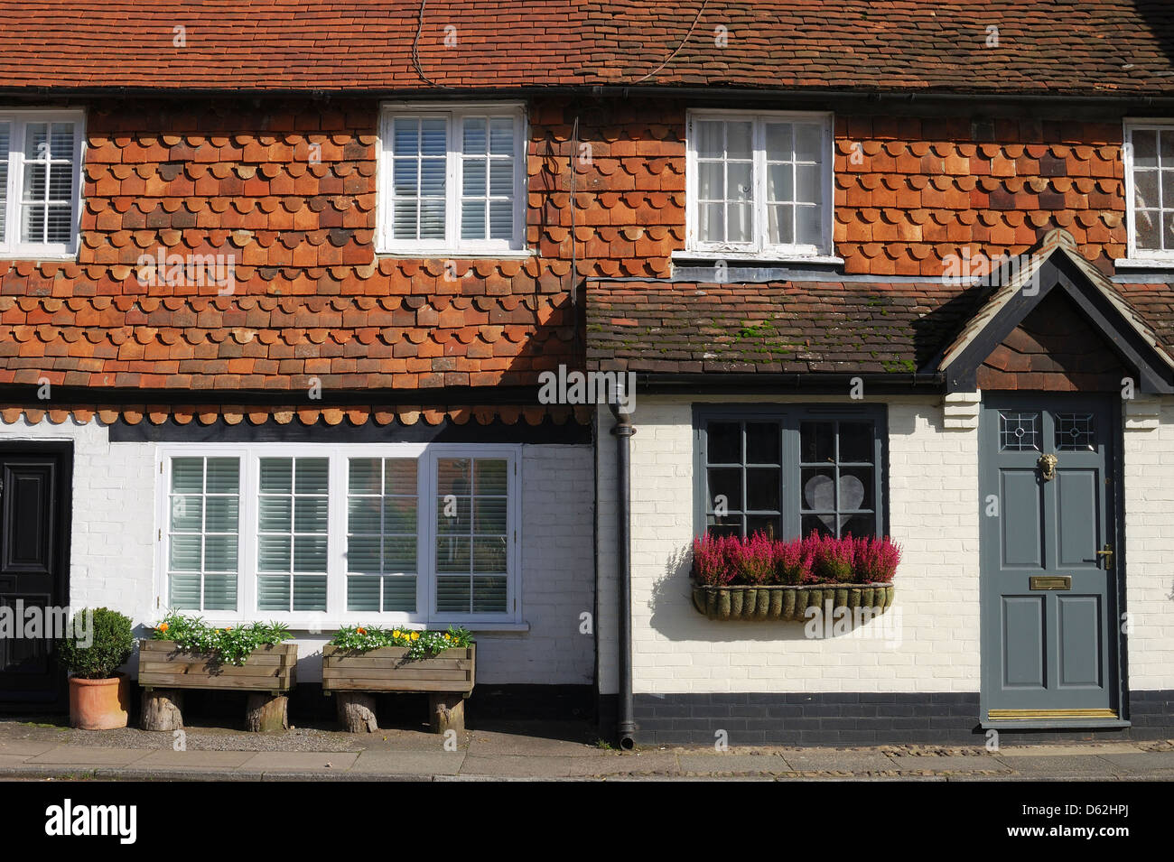 La brique et la tuile cottages dans le village de Chiddingfold. Surrey. L'Angleterre Banque D'Images