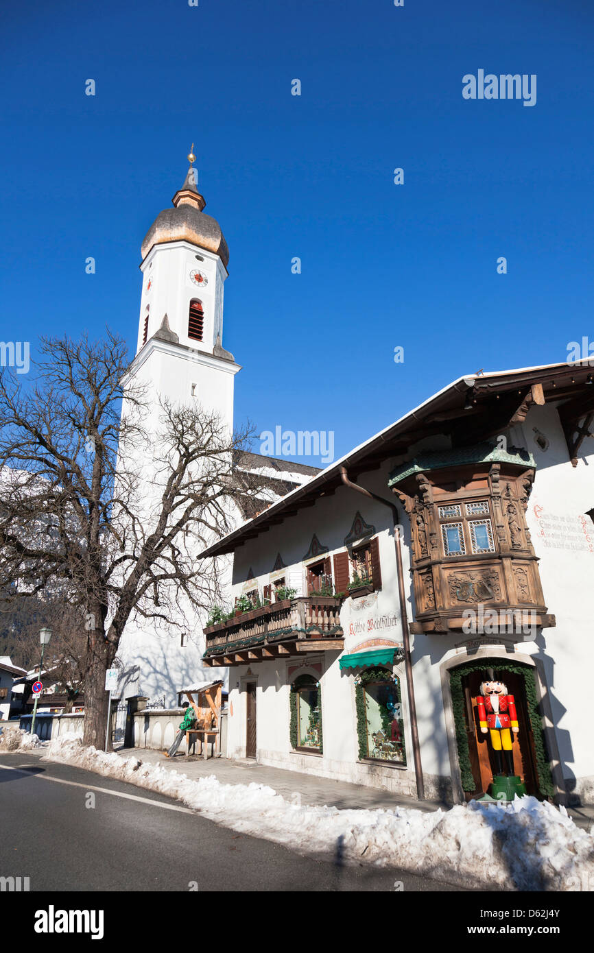 La Bavière, Allemagne. Garmisch-Partenkirchen en hiver avec l'église paroissiale de Saint Martin. Banque D'Images