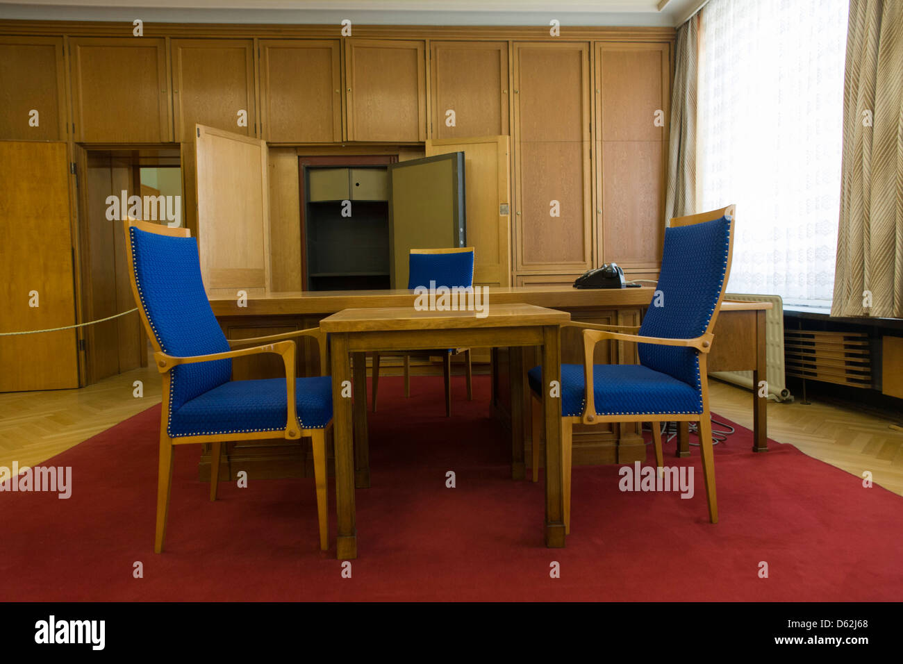 24 dans les conserves de cabinet de l'ancien ministre en charge de chef de la police secrète de la RDA, Erich Mielke - une exposition de 'Haus 1' l'administration centrale ministérielle de la Stasi (police secrète communiste en Allemagne de l'Est, la RDA. .. (Plus de légende dans la description) Banque D'Images