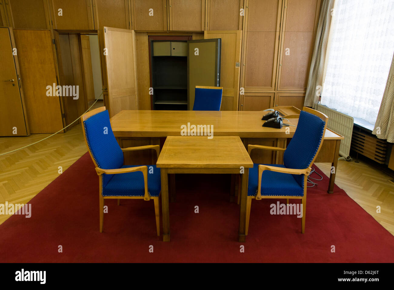 24 dans les conserves de cabinet de l'ancien ministre en charge de chef de la police secrète de la RDA, Erich Mielke - une exposition de 'Haus 1' l'administration centrale ministérielle de la Stasi (police secrète communiste en Allemagne de l'Est, la RDA. .. (Plus de légende dans la description) Banque D'Images