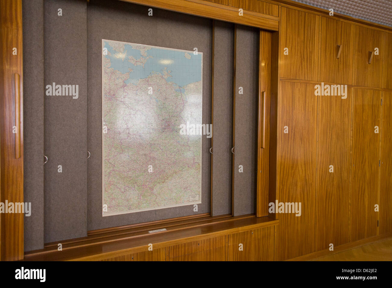 Carte murale de l'Allemagne de l'Est communiste, dans la salle de conférence où les chefs de la police secrète de la RDA a rencontré les administrateurs de district, une pièce en 'Haus 1' l'administration centrale ministérielle de la Stasi (police secrète communiste en Allemagne de l'Est, la RDA .. (Plus de légende dans la description) Banque D'Images