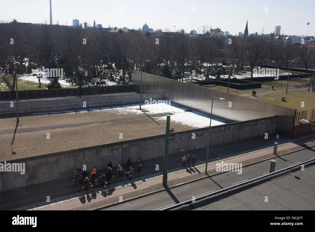 Paysage aérien de Bernauer Strasse, montrant une section du mur de Berlin préservé où les Allemands de l'Est ont été tués en essayant de traverser l'ancienne frontière entre l'Est communiste et l'ouest de Berlin pendant la guerre froide. Le mur de Berlin a été une barrière construite par la République démocratique allemande (RDA, Allemagne de l'Est) à partir du 13 août 1961, qui a complètement coupé (par terre) à l'ouest de Berlin et de l'Allemagne de l'environnant Berlin Est. .. (Plus dans la description). Banque D'Images