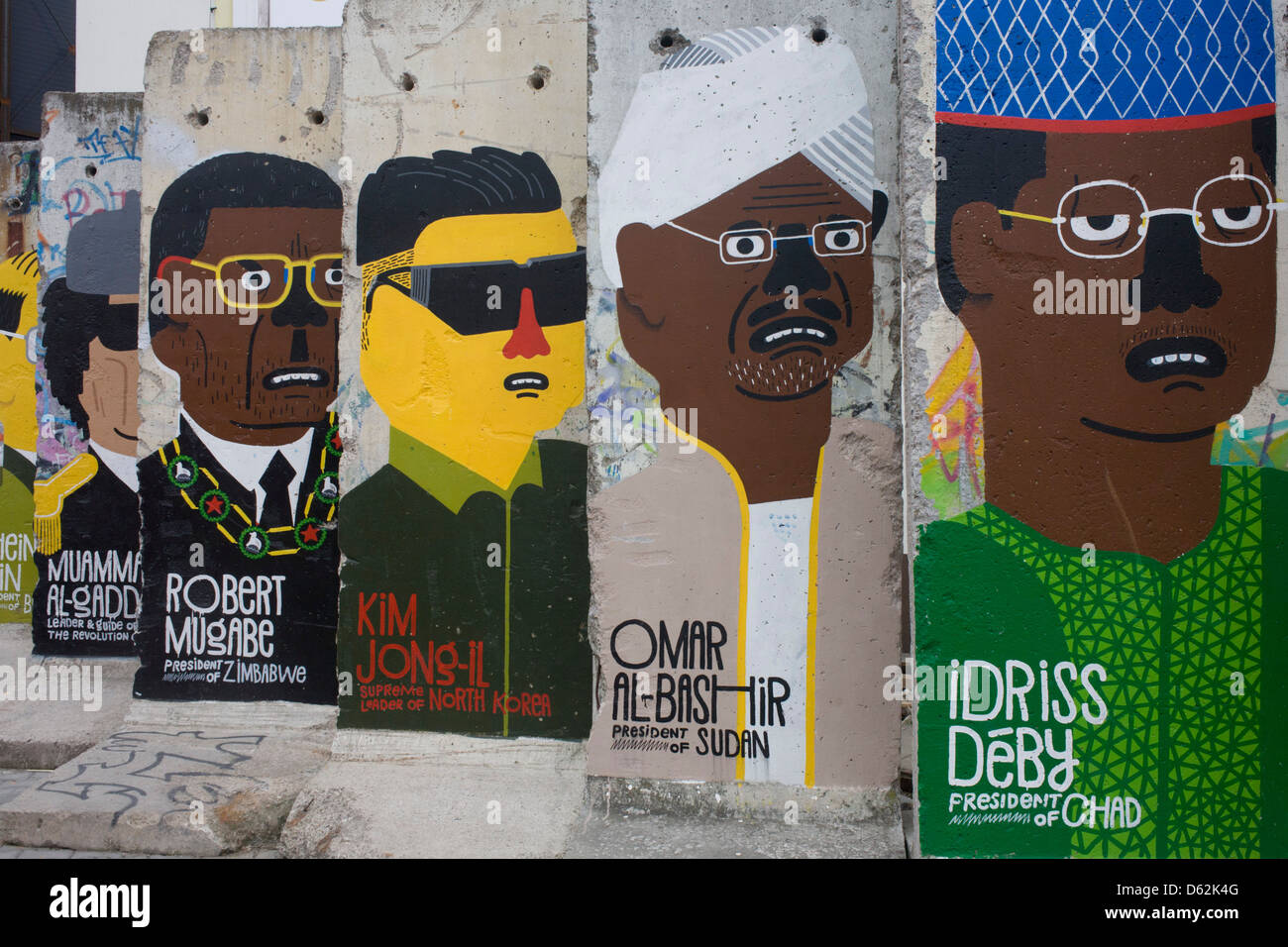 Les dictateurs du monde ornent anciens articles de l'ancien mur de Berlin en face de l'ancien Checkpoint Charlie, l'ancienne frontière entre l'Est communiste et l'ouest de Berlin pendant la guerre froide. Le mur de Berlin a été une barrière construite par la République démocratique allemande (RDA, Allemagne de l'Est) à partir du 13 août 1961, qui a complètement coupé (par terre) à l'ouest de Berlin et de l'Allemagne de l'environnant Berlin Est. .. (Plus dans la description). Banque D'Images