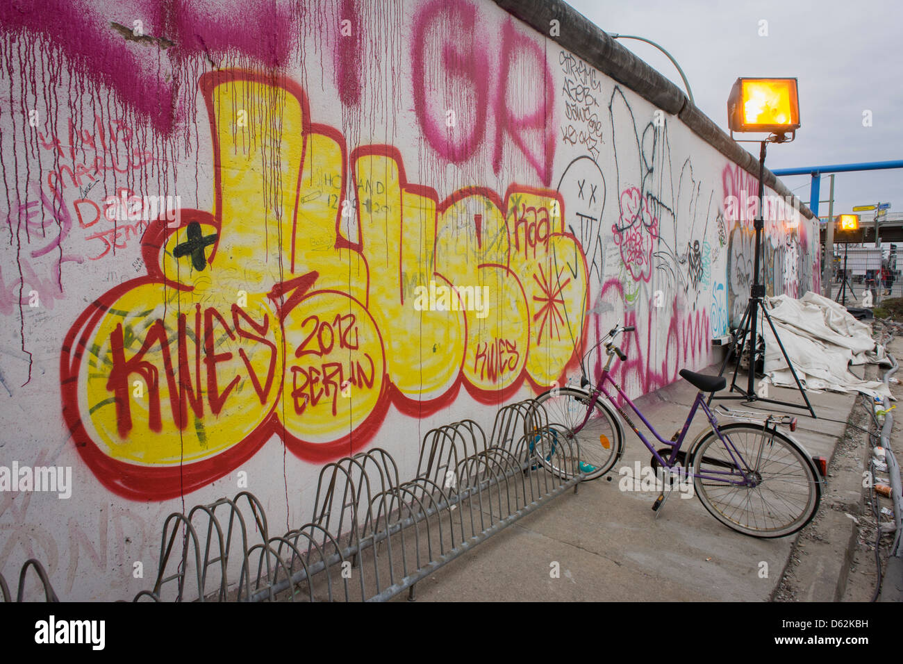 Où les jeunes Allemands une fois risqué leur vie, graffiti et tags ornent aujourd'hui les surfaces de béton de sections d'origine du mur de Berlin à l'East Side Gallery à Berlin, Muhlenstrasse. Le site est l'ancienne frontière entre l'Est communiste et l'ouest de Berlin pendant la guerre froide. Le mur de Berlin a été une barrière construite par la République démocratique allemande (RDA, Allemagne de l'Est) à partir du 13 août 1961, qui a complètement coupé (par terre) à l'ouest de Berlin et de l'Allemagne de l'environnant Berlin Est. . (Plus dans la description). . Banque D'Images