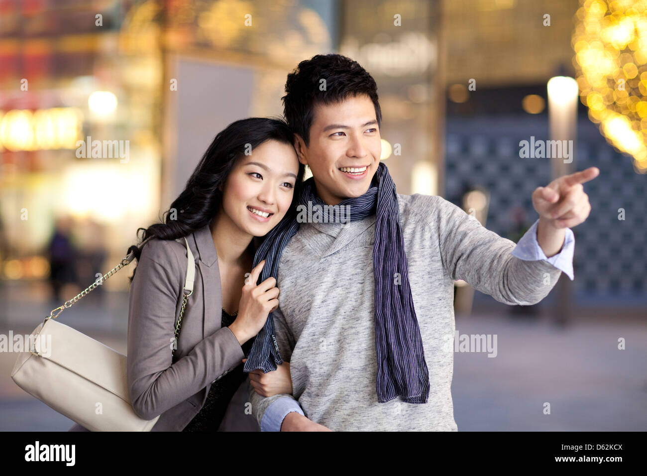 Happy young couple vers l'avant Banque D'Images