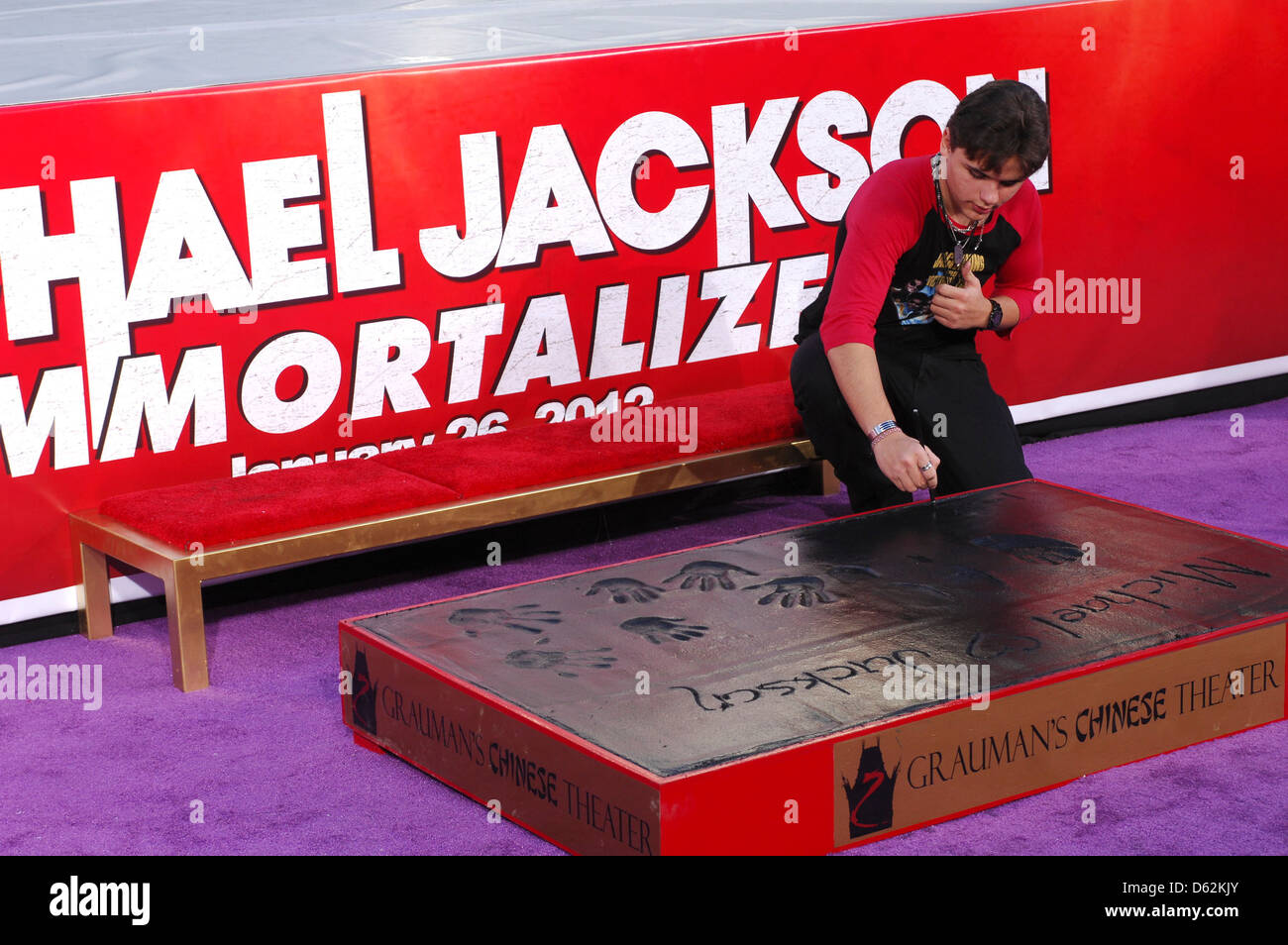 Prince Jackson Michael Jackson's Famille et enfants immortalisé leur défunt père dans le ciment à l'extérieur du Grauman's historique Banque D'Images