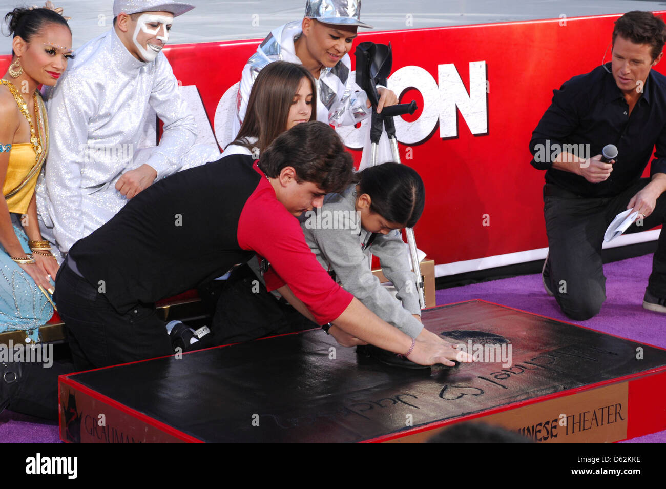 Prince Jackson, Paris Jackson, Blanket Jackson Michael Jackson's Famille et enfants immortalisé leur défunt père dans le ciment Banque D'Images
