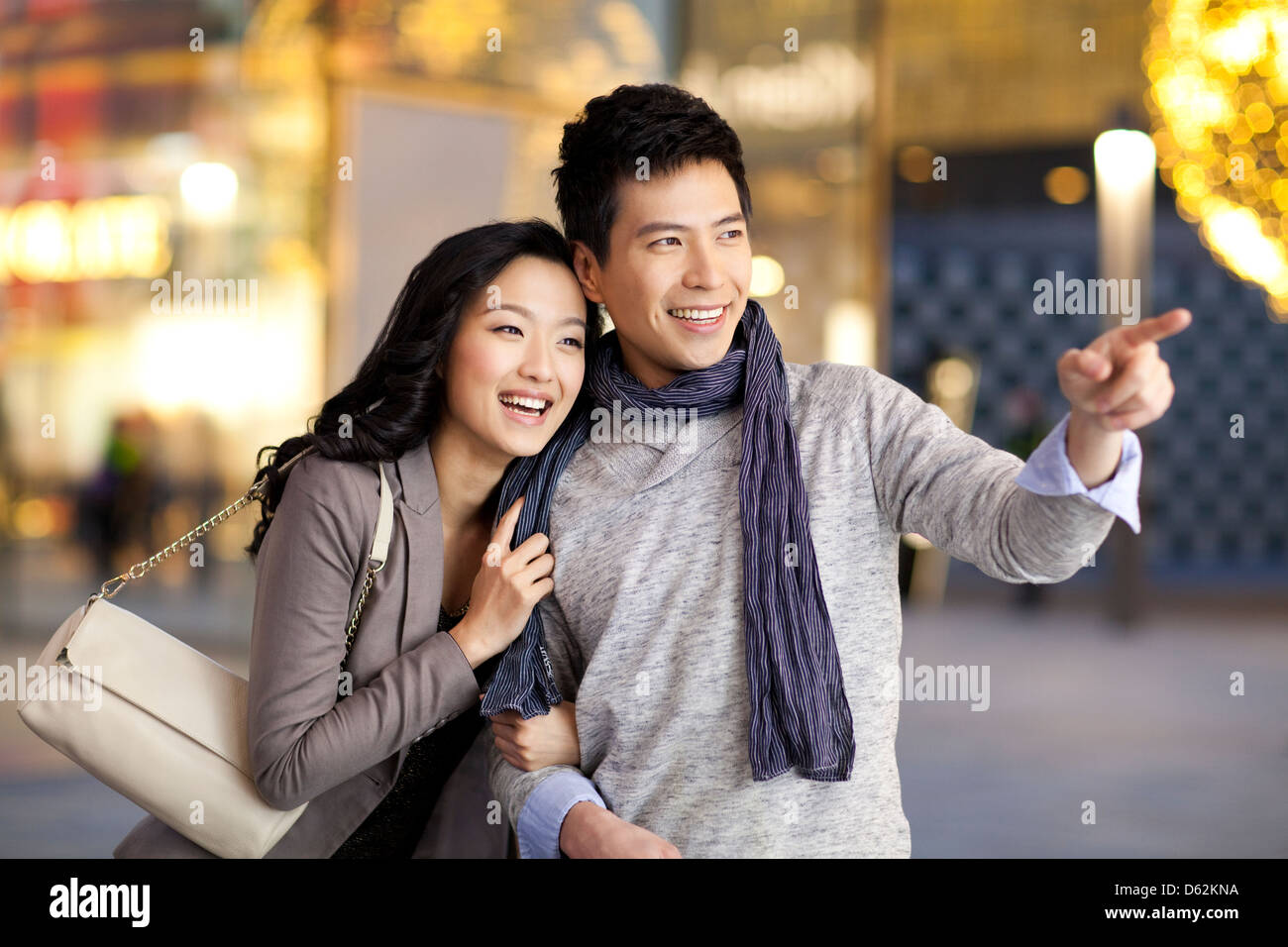 Happy young couple vers l'avant Banque D'Images