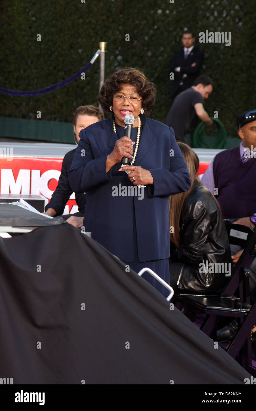 Katherine Jackson Michael Jackson's Famille et enfants immortalisé leur défunt père dans le ciment à l'extérieur du Grauman's historique Banque D'Images