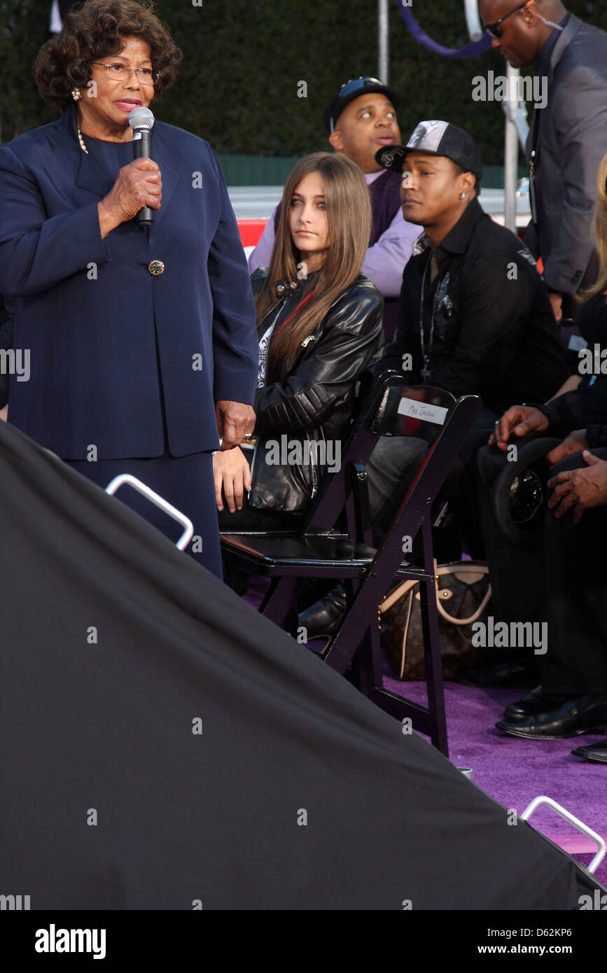 Katherine Jackson Michael Jackson's Famille et enfants immortalisé leur défunt père dans le ciment à l'extérieur du Grauman's historique Banque D'Images