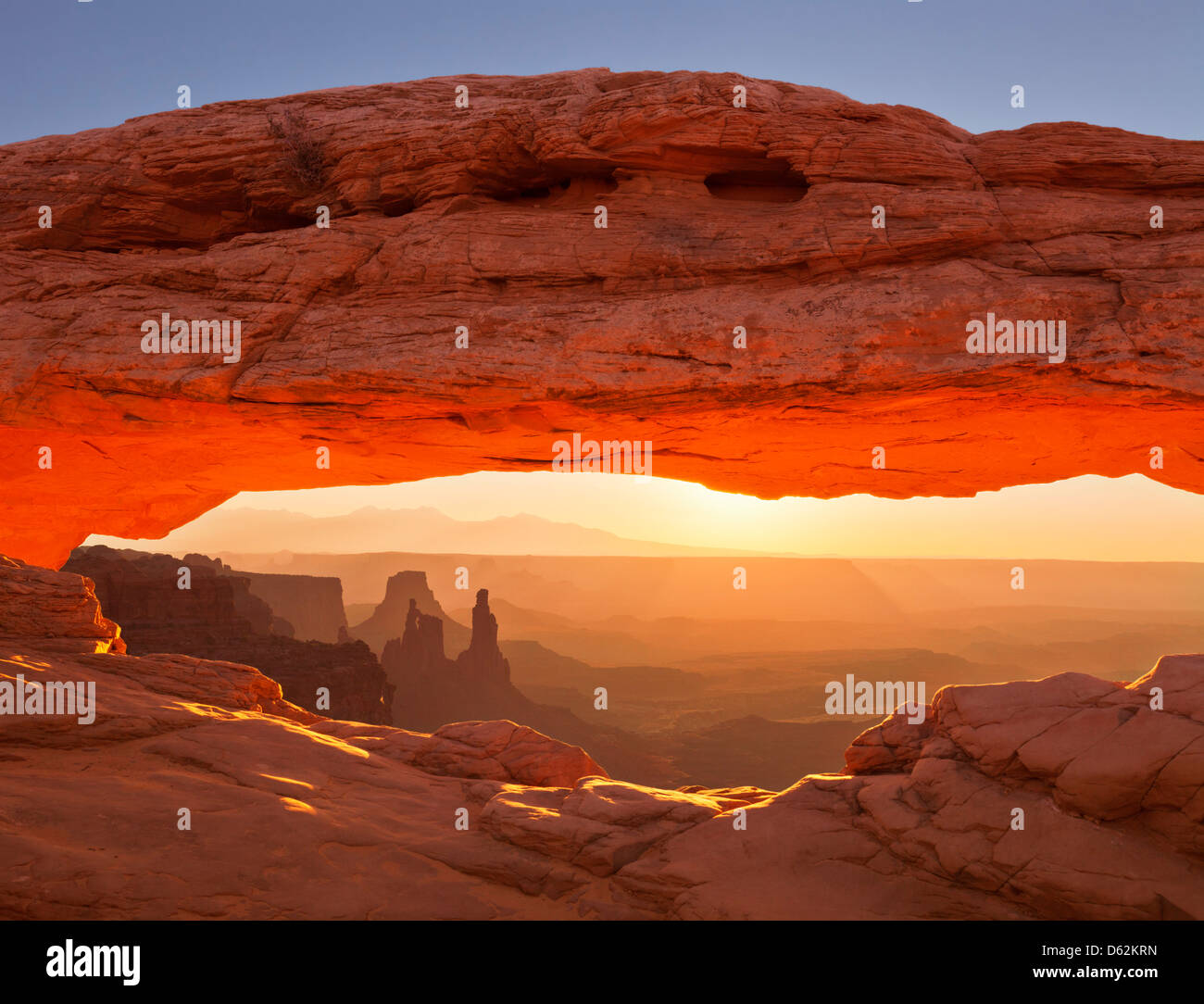 Lever Du Soleil Sur Les Montagnes De La Sal, Washer Woman Arch Et Mesa Arch, Island In The Sky, Canyonlands National Park, San Juan County, Utah, États-Unis Banque D'Images